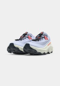 Chaussures de trail légères en blanc et gris, avec des accents noirs, une tige en mesh et une semelle extérieure noire texturée pour une meilleure adhérence.