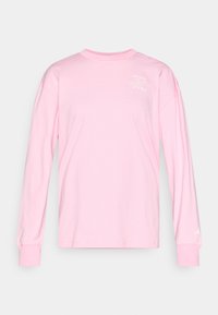 Długorękawowy różowy t-shirt wykonany z bawełny, z okrągłym dekoltem, luźnym krojem oraz nadrukowanym logo Adidas na lewej piersi.