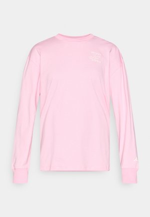 Růžové tričko s dlouhým rukávem vyrobené z bavlny, s kulatým výstřihem, volným střihem a potiskem loga Adidas na levé straně hrudi.