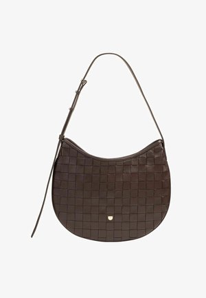 Borsa a spalla in pelle marrone con texture intrecciata, forma tondeggiante e una singola tracolla regolabile. Dettaglio del logo metallico sulla parte frontale.