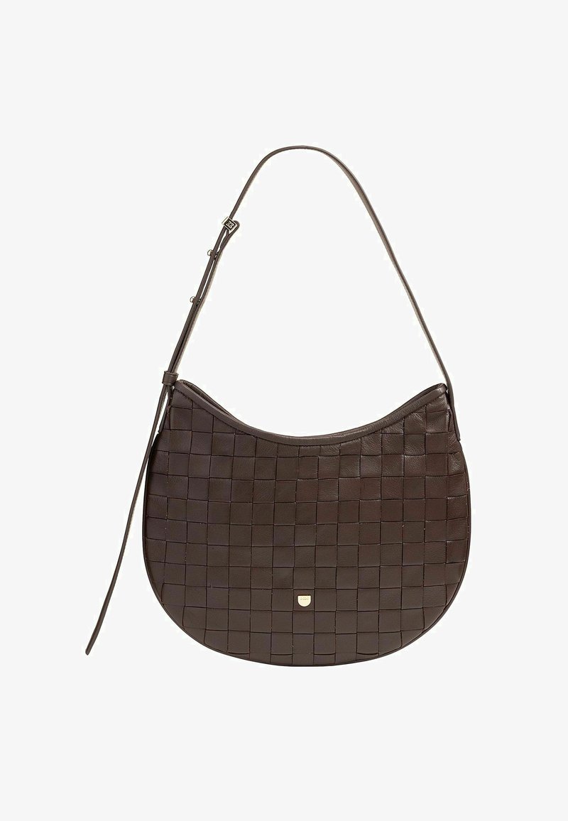 Borsa a spalla in pelle marrone con texture intrecciata, forma tondeggiante e una singola tracolla regolabile. Dettaglio del logo metallico sulla parte frontale.