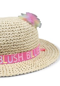 Chapeau de paille à large bord, avec un bandeau en ruban rose portant l'inscription "BLUSH BILLIE" et un accent en tulle coloré sur le côté.