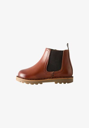 Braune Leder-Stiefelette mit elastischen Seiteneinsätzen, runder Zehenpartie und Gummisohle. Mit einem Ziehhilfen an der Ferse für einfaches An- und Ausziehen.
