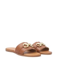 Braune Leder-Pantolette mit doppelten offenen Riemen, die an der Mitte mit einer goldenen Metallkettendetail versehen ist und eine flache Sohle hat.