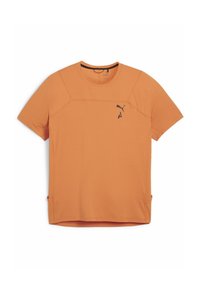 Puma orange atletisk T-shirt med korte ærmer, rund halsudskæring og sort logo accenter. Glat tekstur, åndbart materiale og sideslidser.