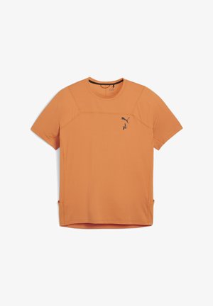 Camiseta atlética naranja de Puma con mangas cortas, cuello redondo y acento de logo negro. Textura suave, material transpirable y aberturas laterales.