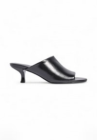 Mules negros de punta abierta hechos de material sintético brillante. Cuenta con un diseño elegante con un tacón cuadrado de altura media y una textura de superficie suave.