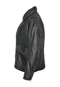 Giacca di pelle nera con un design strutturato, spalline, due tasche anteriori e dettagli di cucitura in vista. Silhouette slim fit.