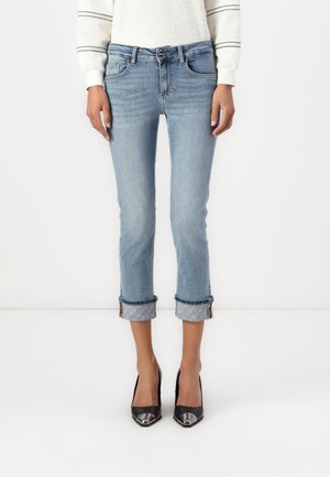 Jeans in denim chiaro con una vestibilità slim, lunghezza croppata e bordi arrotolati. Presentano cinque tasche e una chiusura con un singolo bottone.