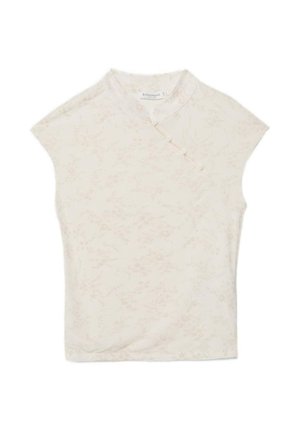 Haut sans manches de couleur crème avec un motif floral subtil et une fermeture à boutons diagonale près du col montant.