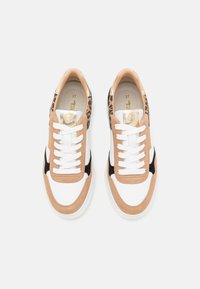 Baskets marron clair et blanches avec un imprimé léopard à l'arrière, en daim texturé, lacets plats blancs, et un accent métallique doré sur le talon.