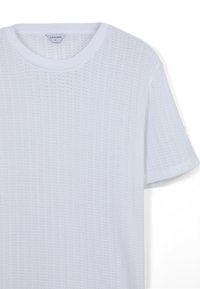 T-shirt bianco a maniche corte realizzato in tessuto testurizzato e traspirante, con scollatura rotonda e un piccolo etichetta con la scritta "CALLIOPE" all'interno.