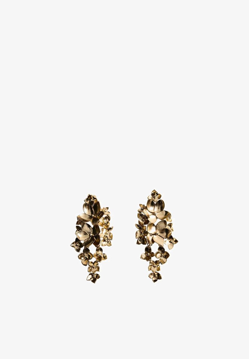 Paire de boucles d'oreilles florales en or avec des pétales regroupés et de petites fleurs disposées en cascade.