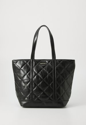 Schwarze, gepolsterte Ledertasche mit doppelten Griffen, die eine rechteckige Form und eine glatte Textur aufweist. Goldfarbenes Logo auf der Vorderseite.