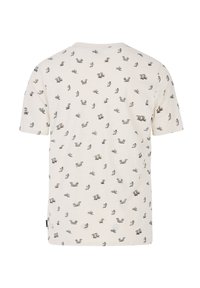 Camiseta de algodón de manga corta en color crema con un patrón disperso de coloridas escenas de playa, que incluye sillas, sombrillas y palmeras.