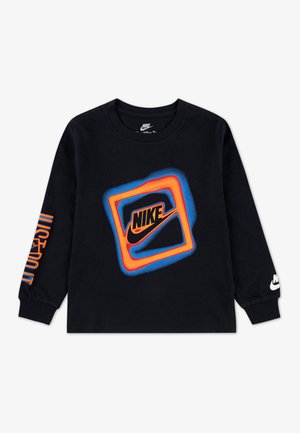 Crna majica dugih rukava od pamuka, s šarenim Nike logotipom na prednjoj strani i natpisom "JUST DO IT" u narančastoj boji na rukavu.