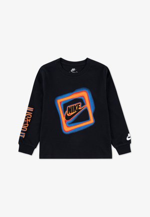 Fekete, hosszú ujjú pamut póló, elől egy színes Nike logóval és a "JUST DO IT" felirattal narancssárgában az ujjon.