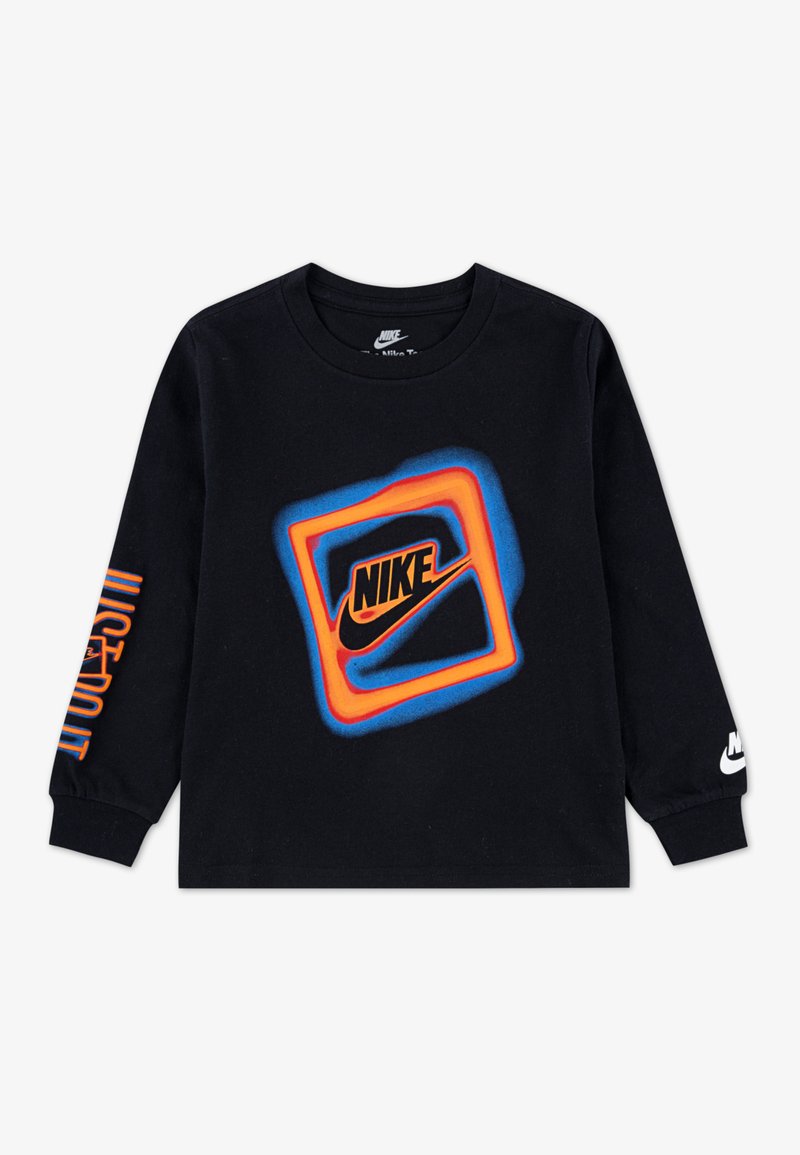 Melnas garām piedurknēm t-krekls no kokvilnas, ar krāsainu Nike logo dizainu priekšā un tekstu "JUST DO IT" oranžā krāsā uz piedurknes.