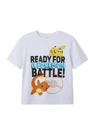 T-shirt bianco in cotone con un vivace design grafico che presenta la scritta "PRONTO PER UNA BATTAGLIA POKÉMON!" e illustrazioni di Pikachu e Charmander.
