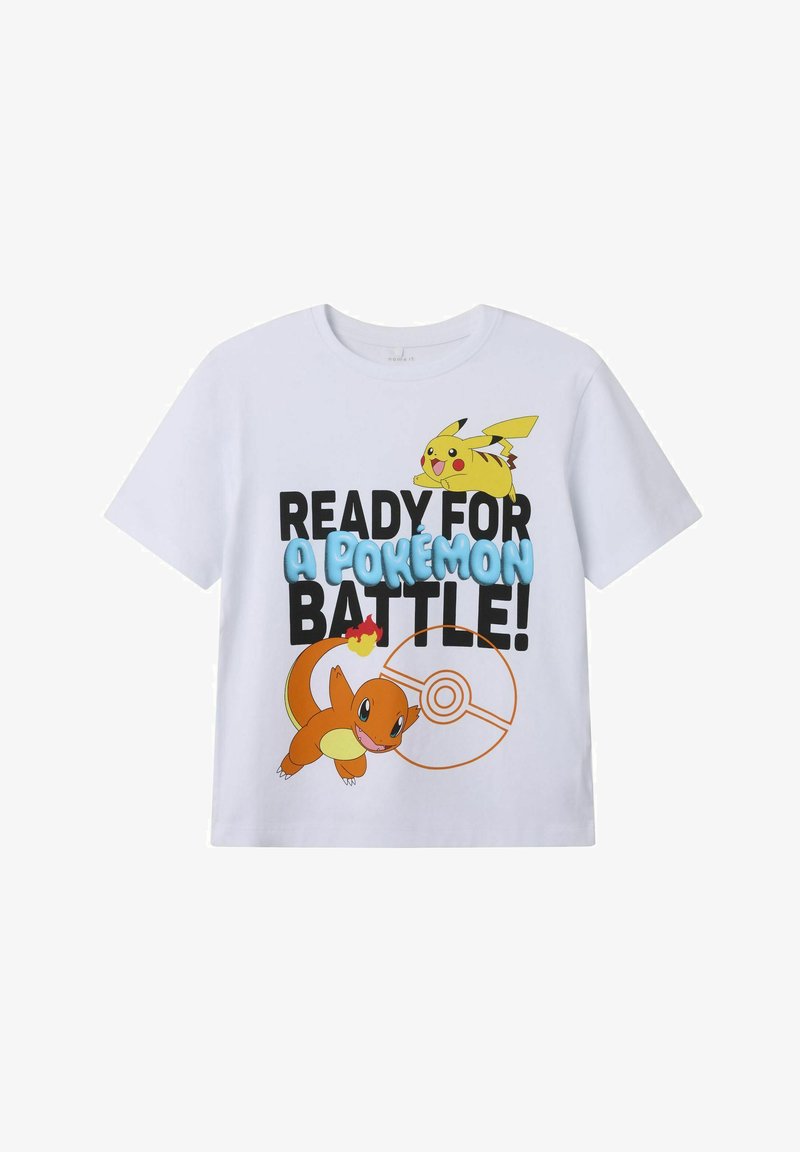 Baltas kokvilnas T-krekls ar krāsainu grafiku un tekstu "GATAVS POKEMON CĪŅAI!", kā arī Pikachu un Charmander ilustrācijām.