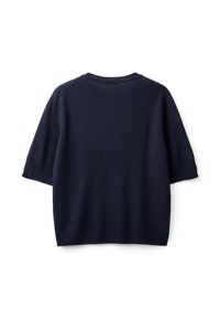 Granatowy sweter z dzianiny, krótkie rękawy raglanowe, okrągły dekolt, miękka tekstura, brak widocznych wzorów oraz gładki design z prążkowanymi mankietami i dołem.