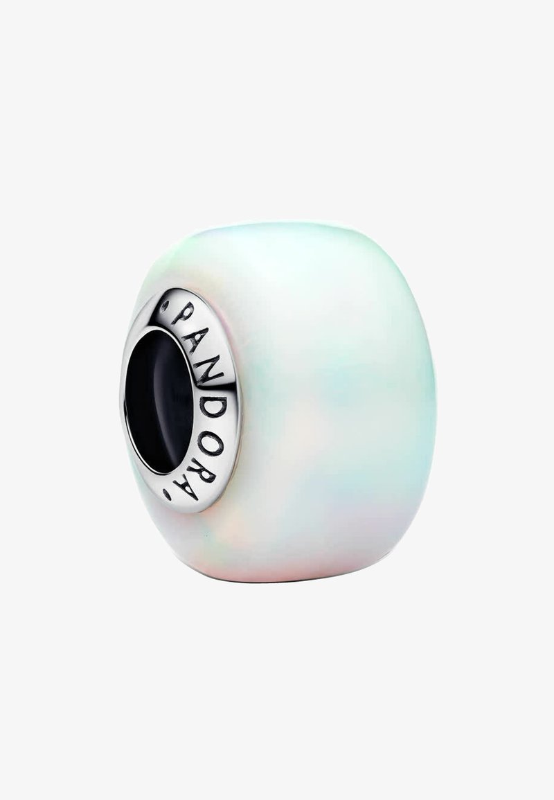 Charm Pandora in un materiale vetroso iridescente, forma rotonda con accessori in tonalità argento e dettaglio del logo inciso vicino all'apertura.