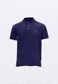 Tengerészkék polo ing texturált anyagból, klasszikus gallérral, három gombbal és egy kis hímzett logóval a mellkason.