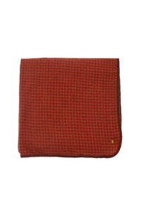 Rød- og grønternet tæppe med en blød tekstur, der har en syet brun kant og et lille mærke i hjørnet.