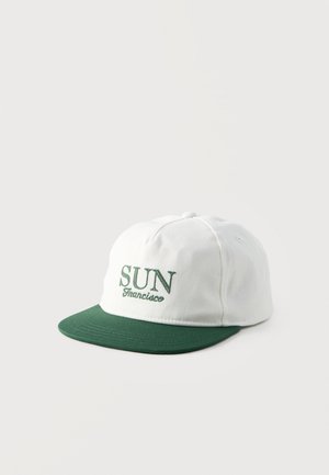 Άσπρο καπέλο μπέιζμπολ με πράσινο γείσο, με πράσινο κεντημένο κείμενο "SUN San Francisco" στην μπροστινή πλευρά, παρουσιάζεται σε απλό φόντο.