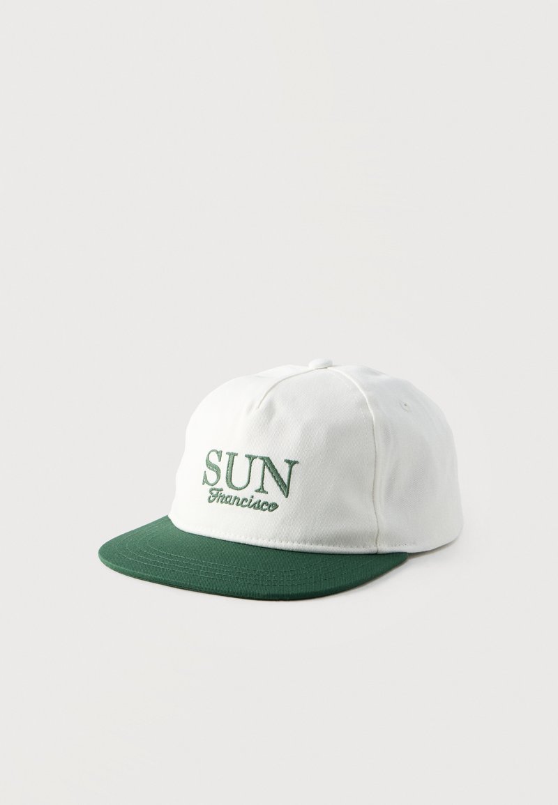 Άσπρο καπέλο μπέιζμπολ με πράσινο γείσο, με πράσινο κεντημένο κείμενο "SUN San Francisco" στην μπροστινή πλευρά, παρουσιάζεται σε απλό φόντο.