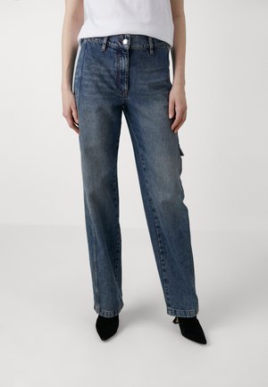 Lyseblå straight-leg jeans laget av denim, med klassisk knapp og glidelås-lukking, side lommer og subtil falming.