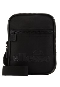 Czarna torebka na ramię z gładkiego materiału, z zamykaną na zamek kieszenią z przodu oraz wytłoczonym logo. Posiada regulowany pasek dla wygody.