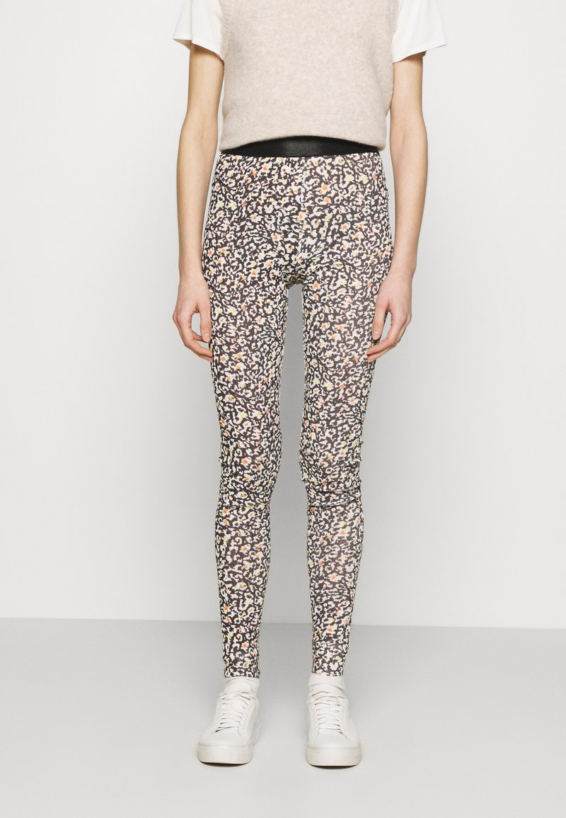Los leggings estampados presentan un diseño floral en negro, beige y tonos pasteles. Están hechos de una tela elástica con una forma ajustada y una cinturilla alta.
