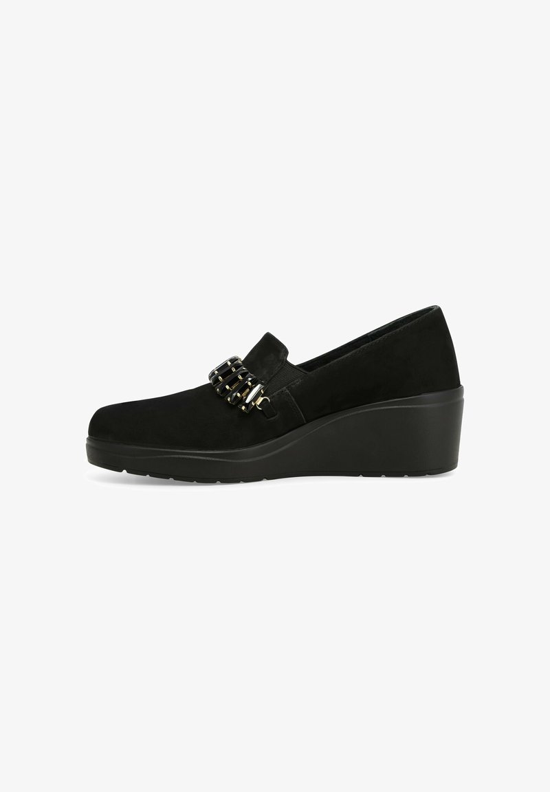 Scarpa con tacco a cuneo in suede nero con punta arrotondata, caratterizzata da una fascia decorativa con accenti dorati e neri sulla parte anteriore.
