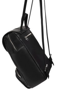 Zwarte leren rugzak met een textuurafwerking, voorzien van een bovenste ritssluiting, een voorvak en verstelbare riemen. Accenten van zilverkleurig beslag.