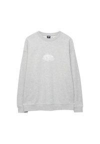 Sweatshirt en coton gris avec un col rond, des manches longues et un graphique de logo blanc au centre. Texture lisse et coupe décontractée.