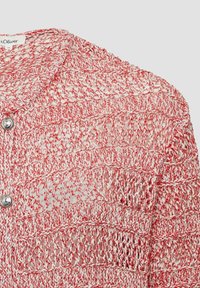 Rode en witte gehaakte cardigan met een lichtgewicht, open breisel ontwerp, een ronde halslijn en decoratieve knopen langs de voorkant.