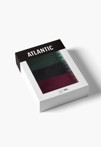 Opakowanie pudełkowe dla produktu Atlantic, z trzema warstwami kolorów: ciemnozieloną, czarną i burgundową. Na górze wyraźnie wyróżniający się czarny napis "ATLANTIC".