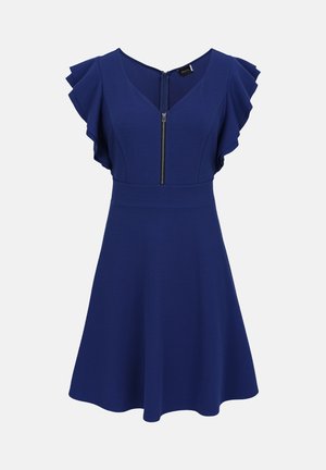 Robe bleue longueur genou avec fermeture éclair devant, manches volantées, taille cintrée et jupe évasée sur un fond uni.