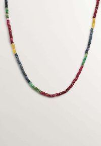 Collar de piedras preciosas multicolores con pequeños beads facetados en tonos de rojo, verde, amarillo, azul y púrpura. Forma suave y redondeada.