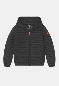 Svart vadderad jacka med huva, med horisontell kviltad design, orange dragkedjehandtag och logotypmärke på ärmen. 100 % djurfri.