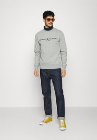 Tommy Hilfiger LOGO - Sudadera - light grey heather