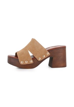 Mule de ante marrón con puntera abierta, tira ancha, tachuelas doradas y tacón grueso de bloque de madera.