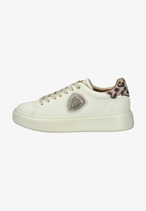 Sneaker bianco in pelle con punta rotonda, lacci beige e accentuazione con stampa leopardata sul tallone. Presenta un dettaglio decorativo simile a una gemma sul lato.
