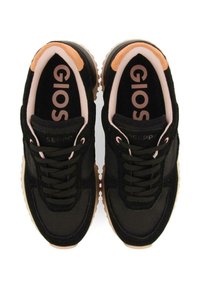 Zapatillas de ante negro y tela con un acento rosa en el collar, punta redonda y suela de goma blanca; cuenta con cordones negros y marca en las plantillas.