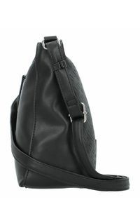 Bolso de cuero negro con una textura trenzada en un lado, fondo plano y una correa ajustable para el hombro. Presenta acentos de hardware en plata.
