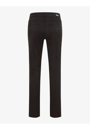 Zwarte slim-fit broek met twee achterzakken, lussen voor een riem en een klein merkembleem op de tailleband, gezien van achteren tegen een witte achtergrond.