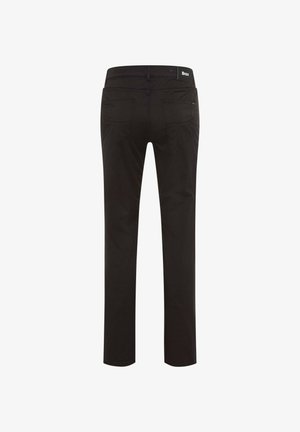 Zwarte slim-fit broek met twee achterzakken, lussen voor een riem en een klein merkembleem op de tailleband, gezien van achteren tegen een witte achtergrond.