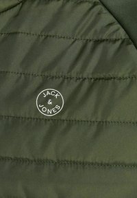Jack & Jones JJEMULTI QUILTED JACKET - Lahka jakna - forest night
