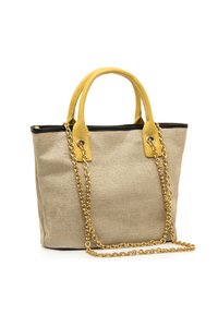 Bolsa tote de arpillera beige con asas de cuero amarillo, cadena dorada y ribete negro. Presenta una forma estructurada y una textura suave.
